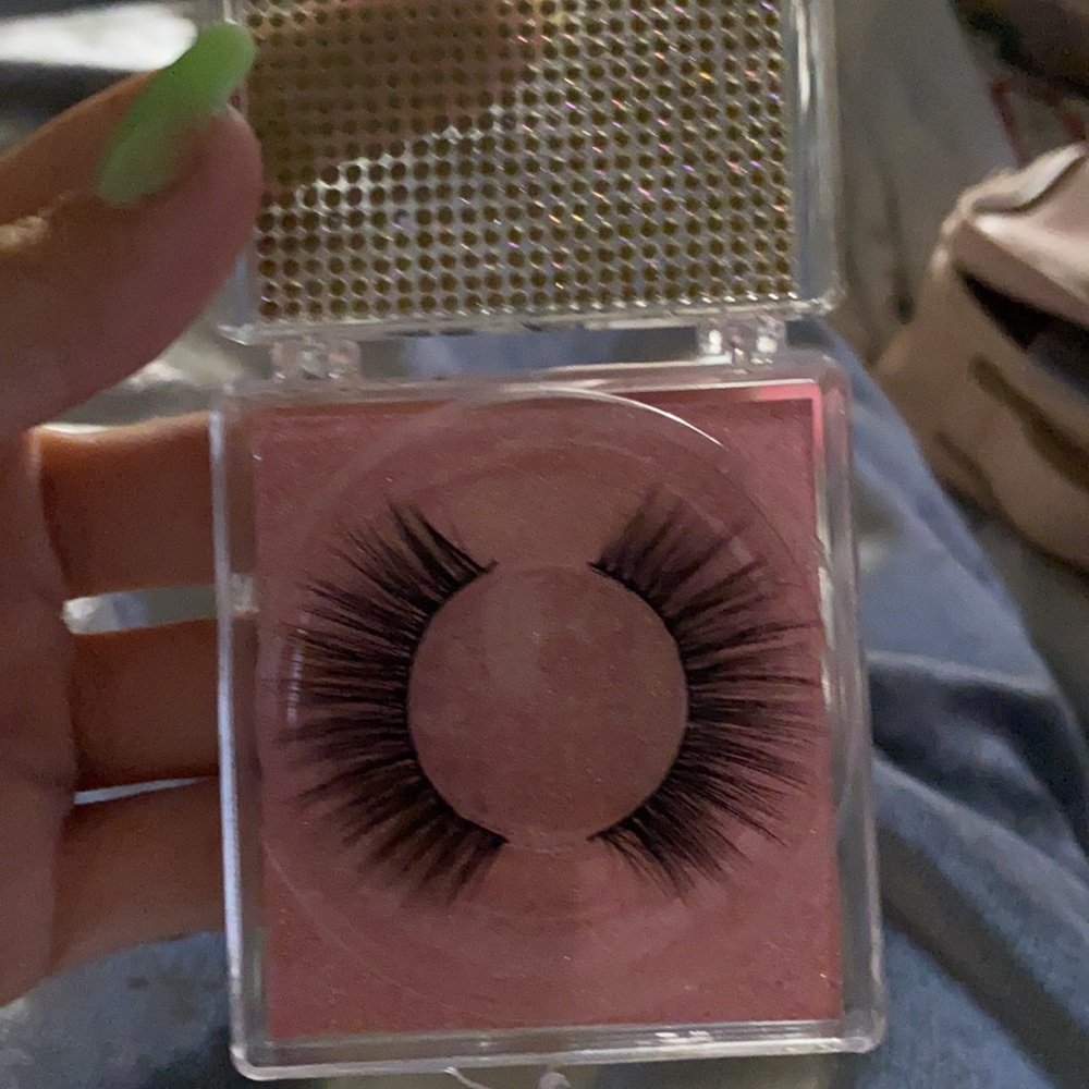 Lashes - Picture 4 of 7